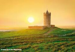 Burg im Sonnenaufgang - grüne Insel Irland Rundreise | © Blaubeerwald Institut®